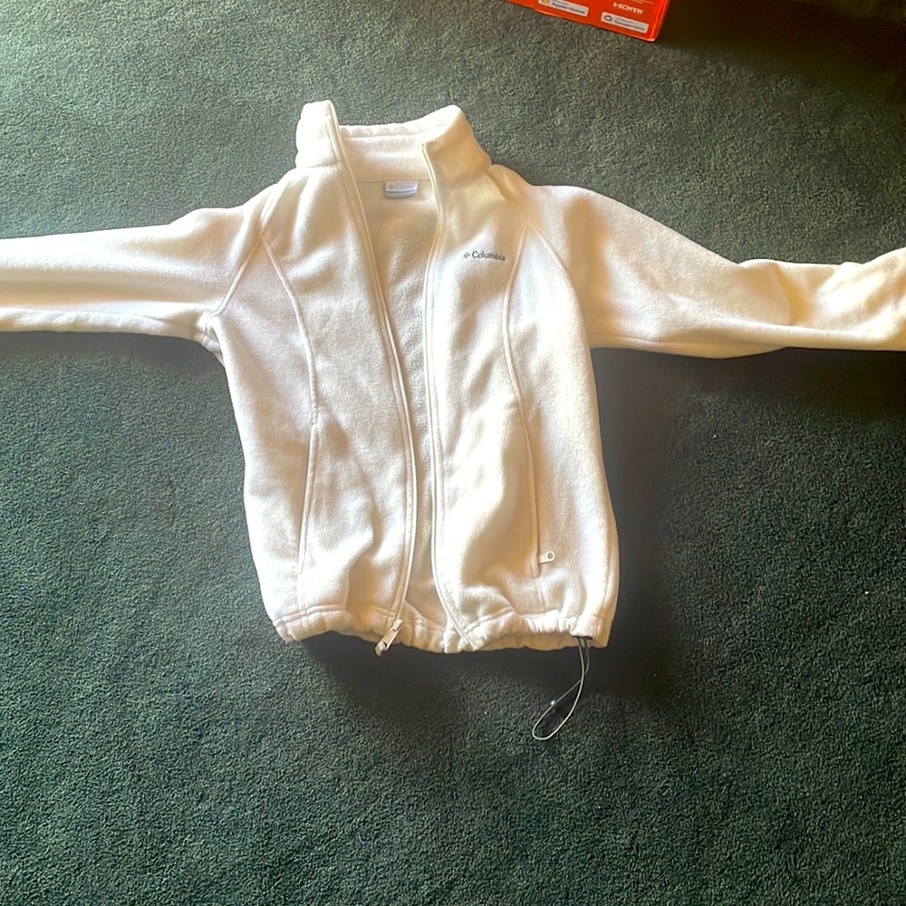 its a white columbia jacket!!